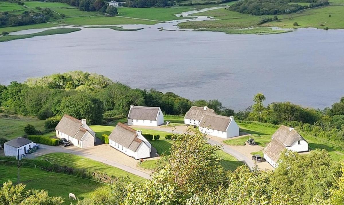 Corofin Lake Cottages Ngoại thất bức ảnh